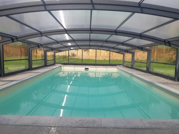 L'abri piscine mi-haut abrisud : allié design et sécurité