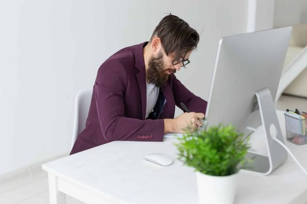 Choisissez un bureau moderne en métal et bois au look industriel
